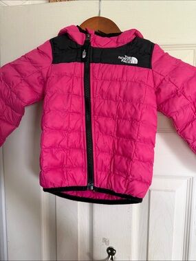 The North Face Hot Pink and Black Youth Insulated Jacket